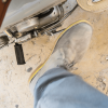 Motorroller mit dem Kickstarter starten